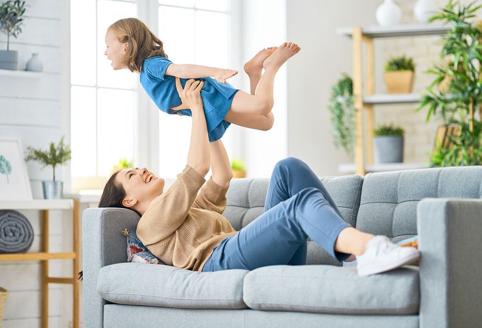 Mutter und Tochter auf der Couch